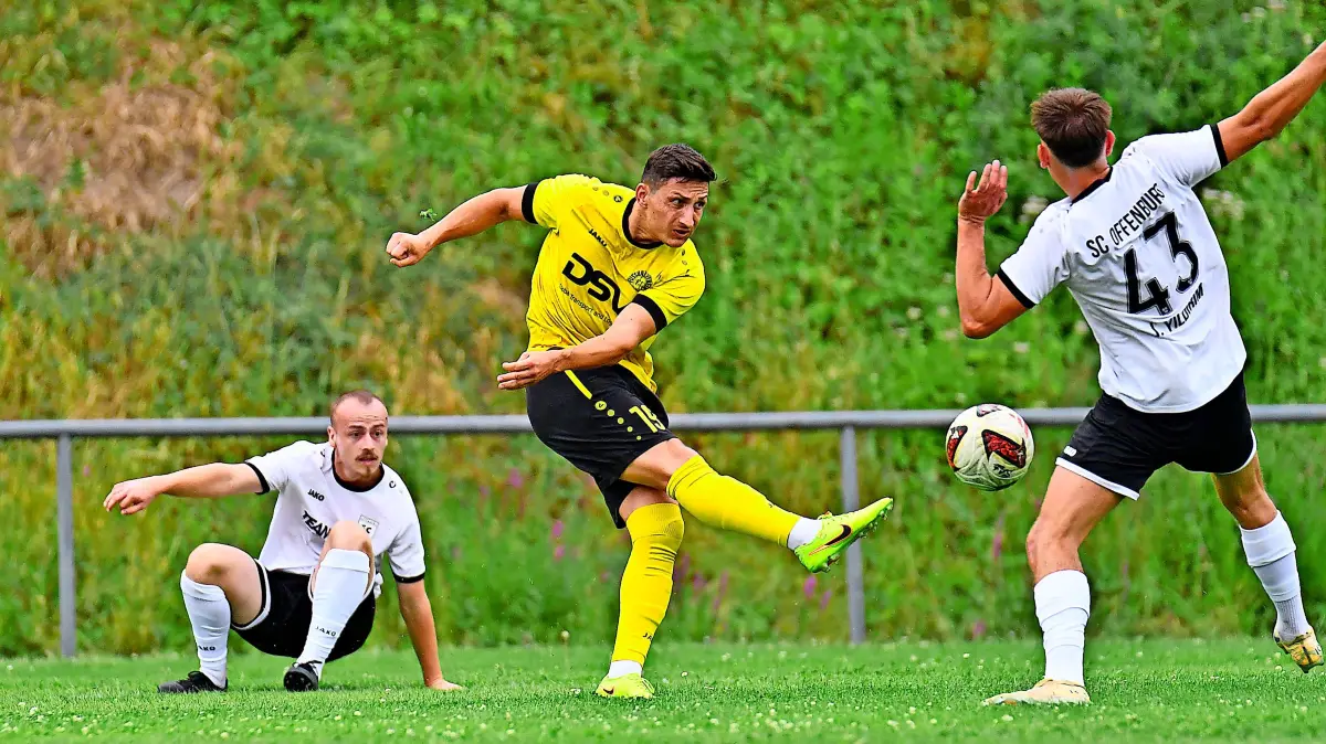 Der FV Sulz (gelbe Trikots) hat heute Abend eine anspruchsvolle Auswärtsaufgabe bei Ettenheim-Altdorf zu bewältigen.