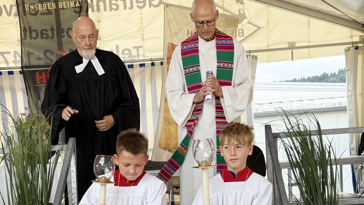 Pfarrer Martin Schwer, Kirchenrat Werner Schmückle und die Ministranten