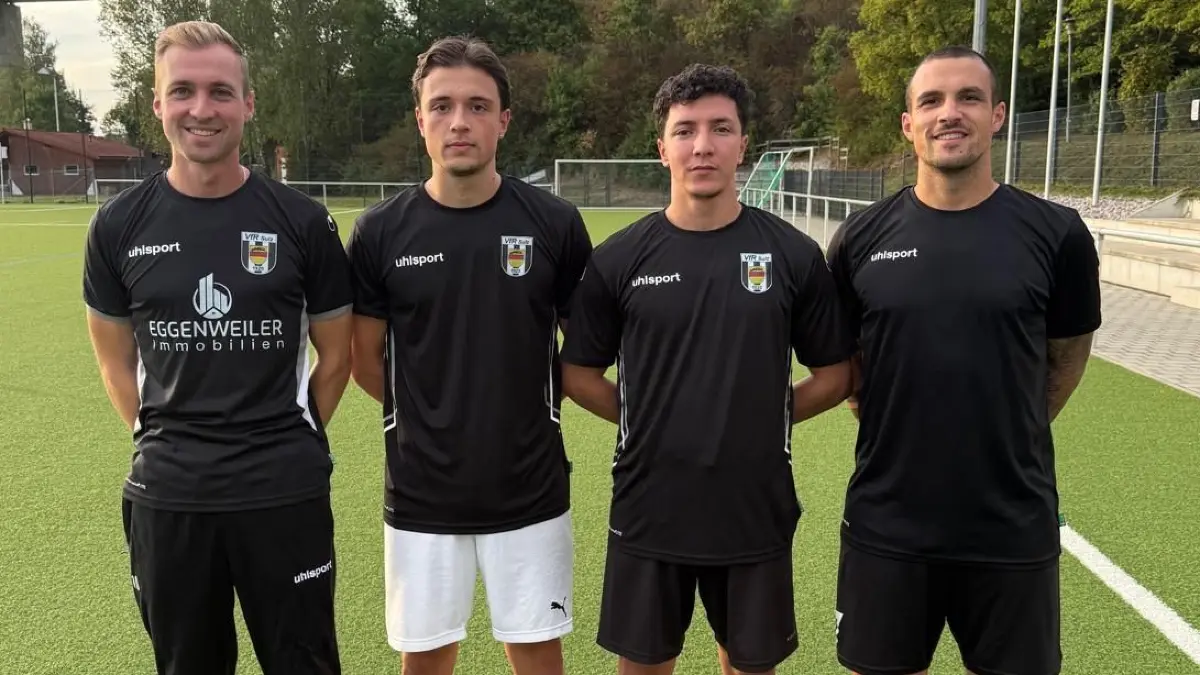 Die beiden Trainer mit ihren neuen Spielern: Philipp Rumpel (von links), Marko Lozanovski, Yassine Tahiri und Domenico Mosca