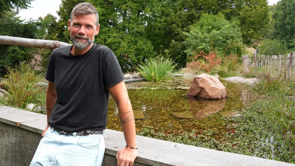 Thomas Hann im Garten des Hofguts Leo