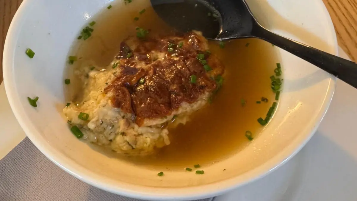 Eine Kaspressknödelsuppe lässt sich hervorragend vorbereiten und auch noch später verspeisen oder einfrieren. Es ist nicht nur eine Vorspeise, sondern sättigt wie eine Hauptmahlzeit.