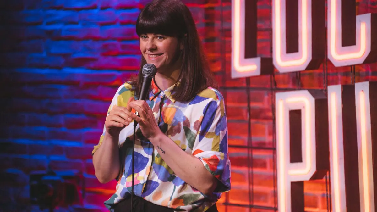 Lena Loster war als Modedesignerin tätig, bevor sie die Stand-up-Comedy für sich entdeckte.