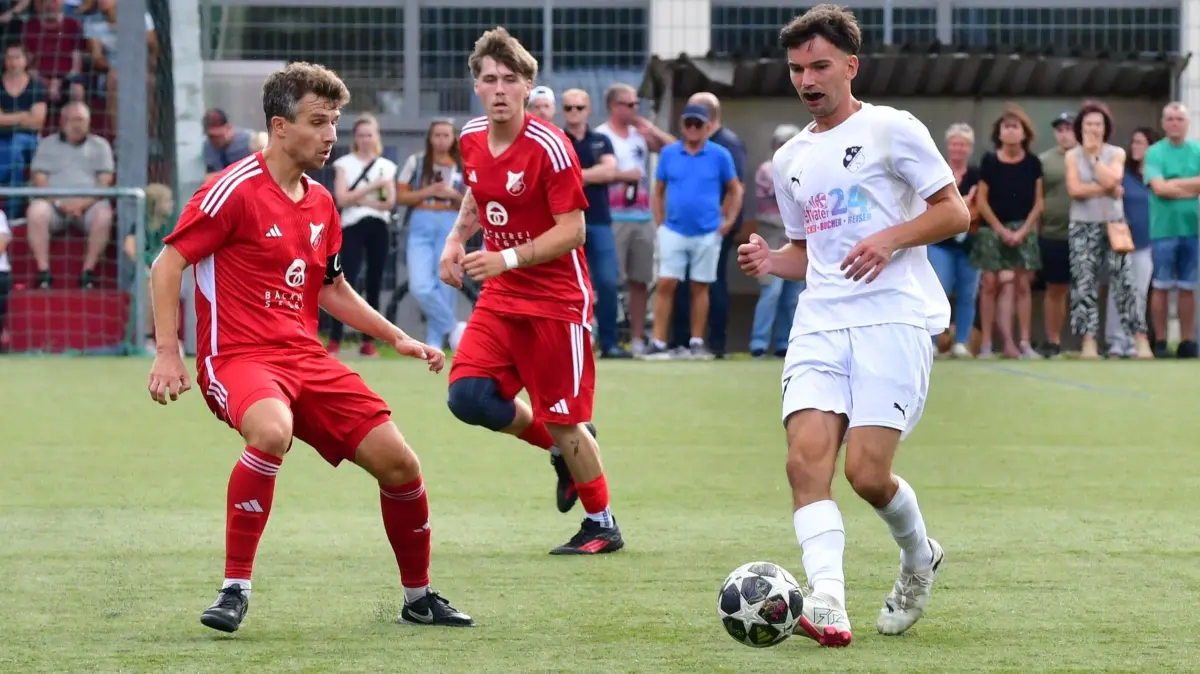 Cedric Heidenreich (rechts) und der FC Wittlingen sind auswärts gefordert. Der TuS Kleines Wiesental mit Tobias Wagner (links) und Manuel Gruber will Historisches schaffen.