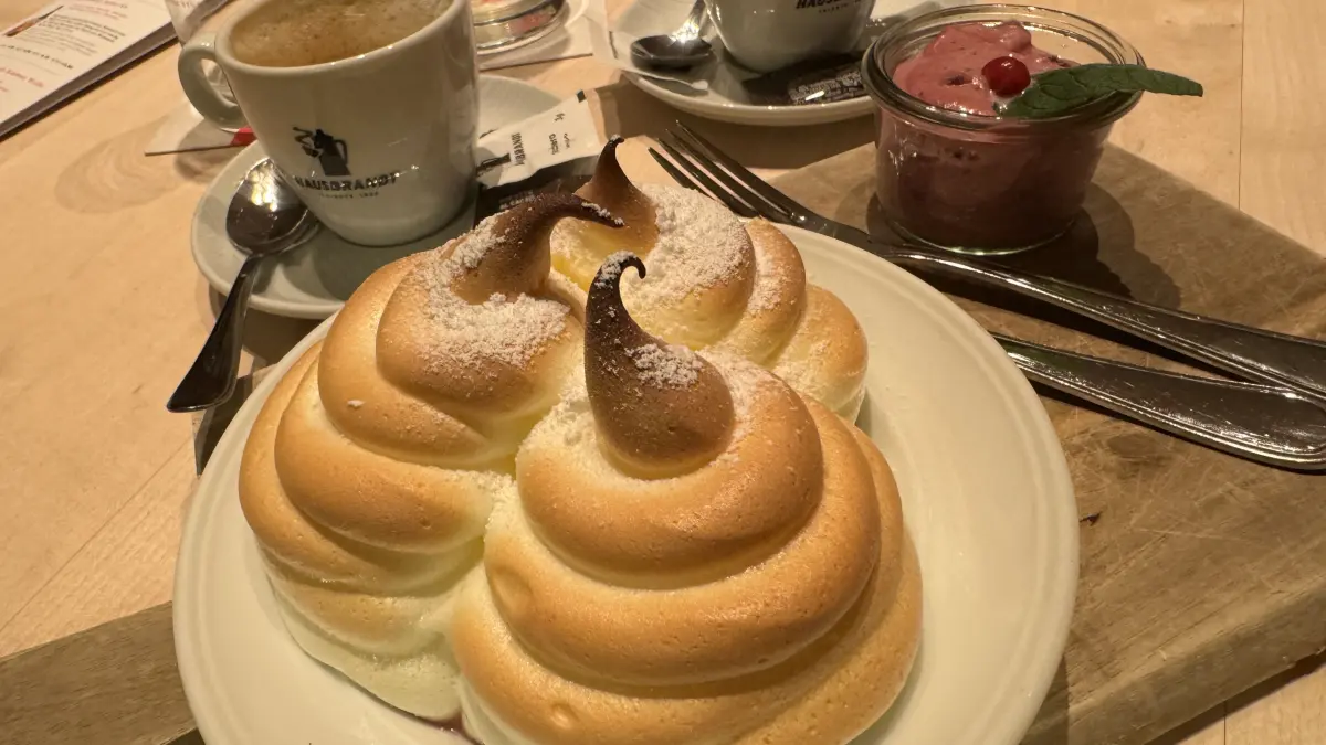 Luftig-fluffige Salzburger Nockerl lassen das Genießerherz höher schlagen. Sie werden hauptsächlich aus Eiern hergestellt.
