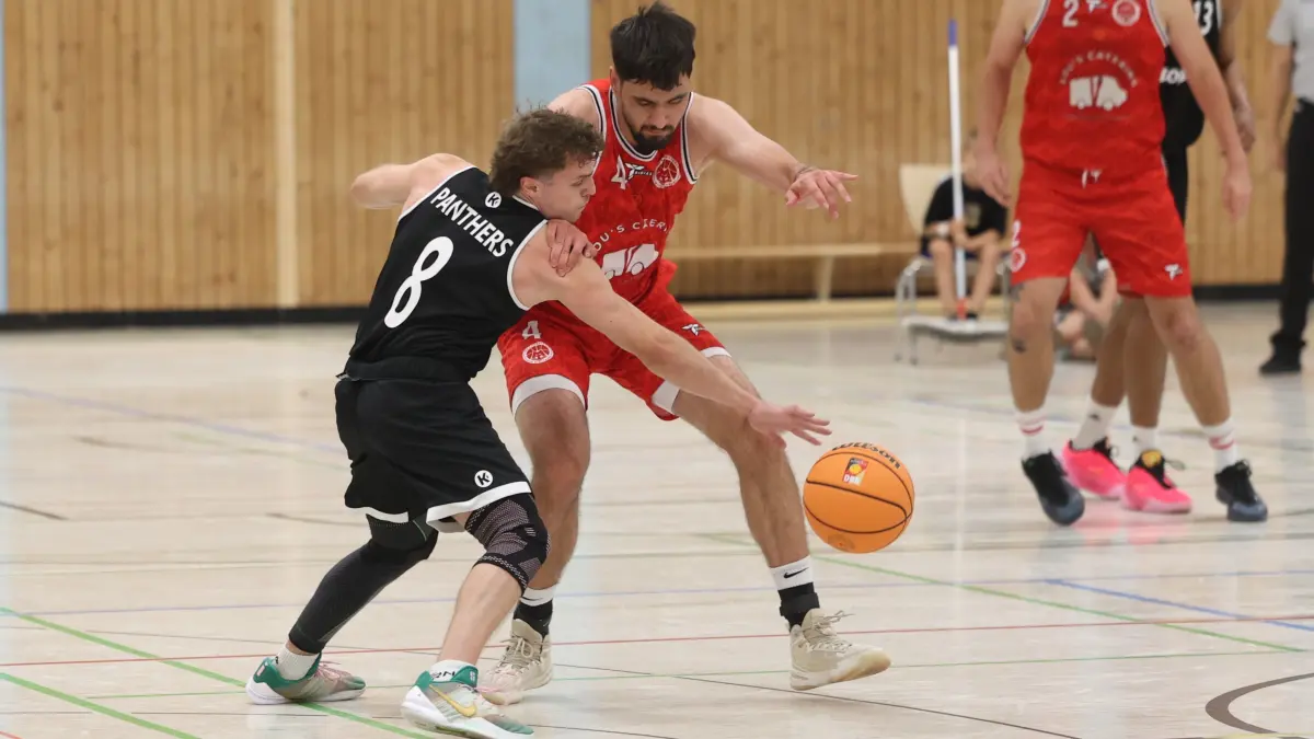 Paul Isbetcherian (links) war ein Lichtblick bei der 78:88-Niederlage gegen Stuttgart.