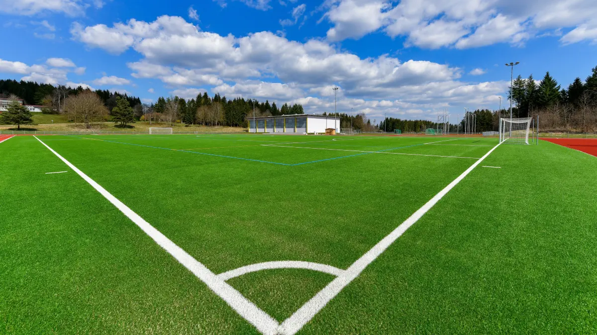 Sattgrün auch ohne Wasser: Kunstrasen wie dieser beim modernen Sportzentrum Geißbühl in Meßstetten muss nicht explizit bewässert werden. Um ihn zu pflegen, die Verletzungsgefahr zu minimieren und Spieleigenschaften zu optimieren, tut auch ihm eine Beregnung bisweilen gut.