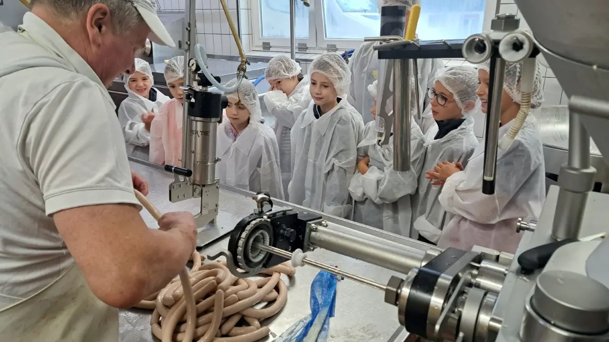 Im Ferienprogramm in Häg-Ehrsberg konnten die Kinder dem Metzger bei der Wurstproduktion über die Schulter schauen.