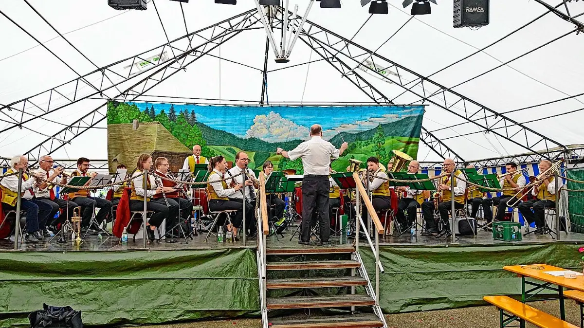 Beim Sommerfest in Halbmeil bekamen die Besucher reichlich Blasmusik zu hören.