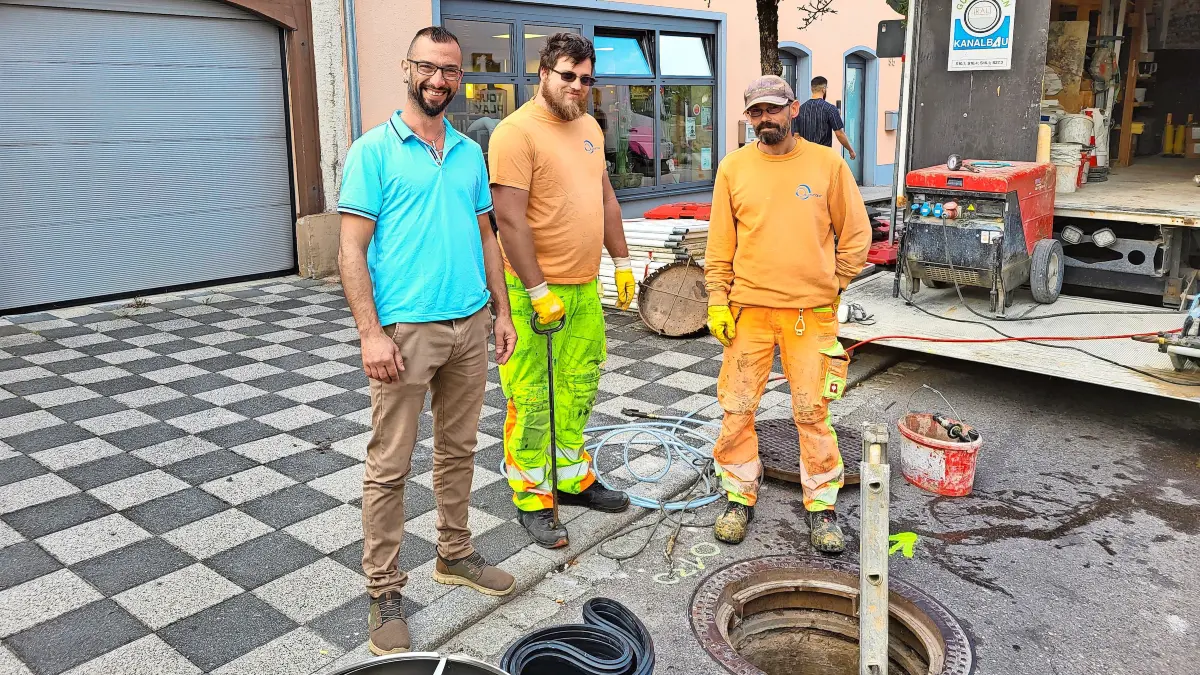 Projektleiter Tiefbau Marcus Grigull hat die Arbeiten von Joachim Welsch und Marcel Billing mit ihrer Kanalsanierung im Blick (von links). Das Zeitmanagement ist ausgezeichnet.