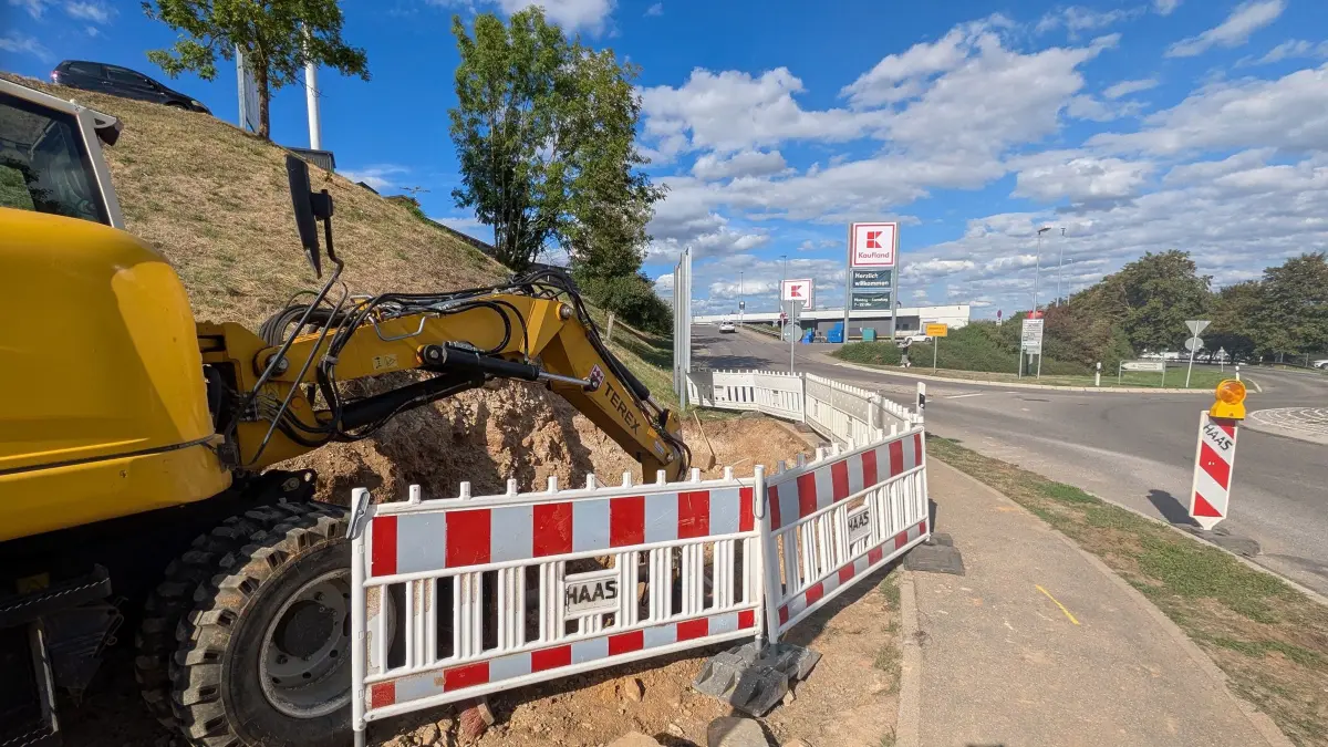 Mit der Freilegung der Hauptwasserleitung ist die Baumaßnahme Druckerhöhungsanlage am Kreisverkehr Stettener Straße /Raiffeisenstraße in Zimmern gestartet.