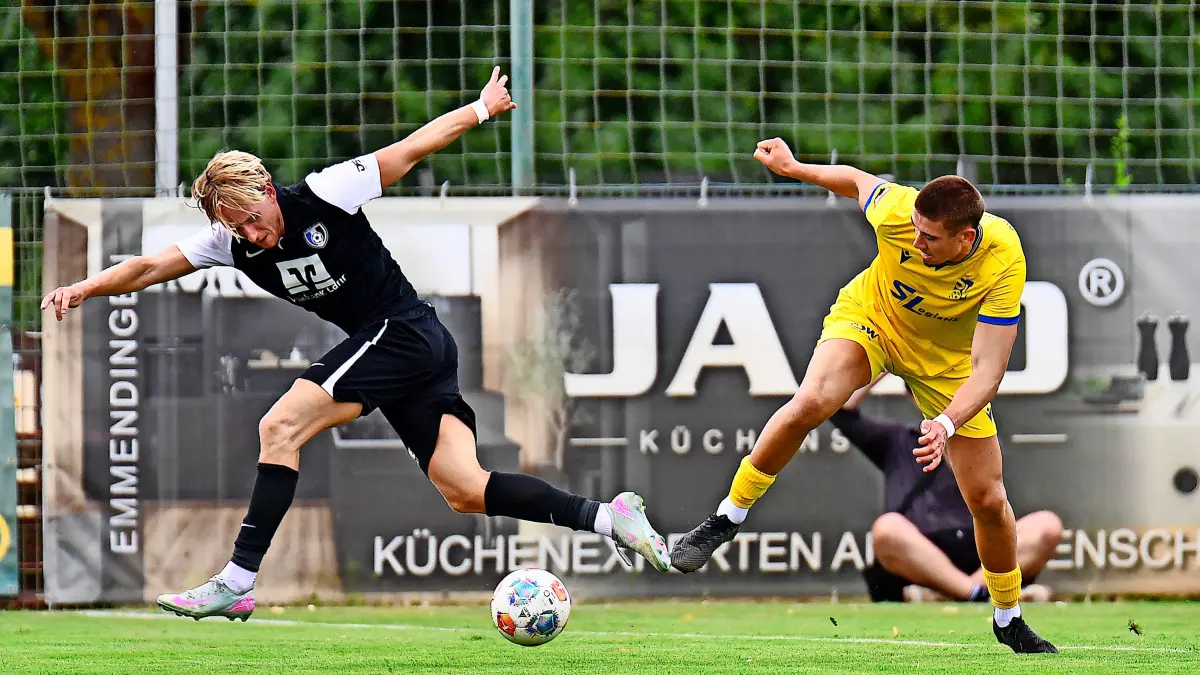Die Spieler des SC Lahr (dunkle Trikots) starteten mit zwei Niederlagen in die Saison, bevor sie auswärts erstmals gewannen. Daran will die Mannschaft am Samstag auf eigenem Platz anknüpfen.