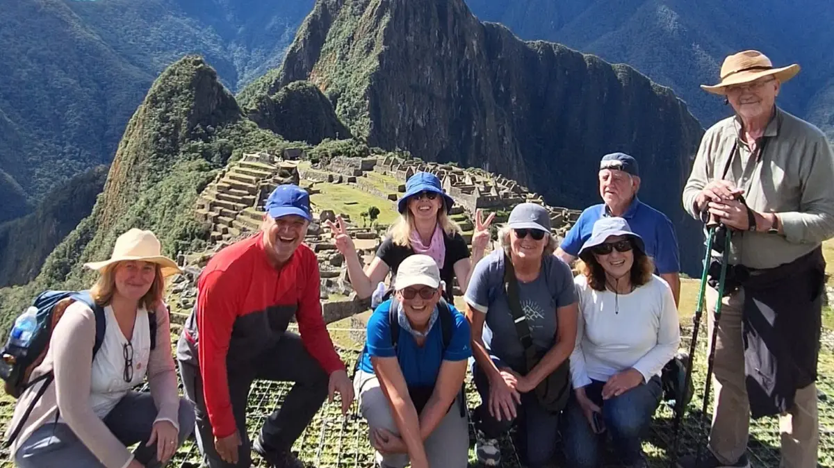 Gemeinsam unterwegs in Peru: Die Teilnehmer der Bildungsreise der keb Rottweil mit Reiseleiterin Heike Teufel, Geschäftsführerin der keb Rottweil und langjähriger Peru-Kennerin. Die Reise führte auf den Spuren von Papst Leo XIV. zu Kaffeefeldern und Ausgrabungsstätten, nach Machu Picchu und zum Titicacasee – vor allem aber zu Begegnungen mit den Menschen und ihrer Lebenswelt.