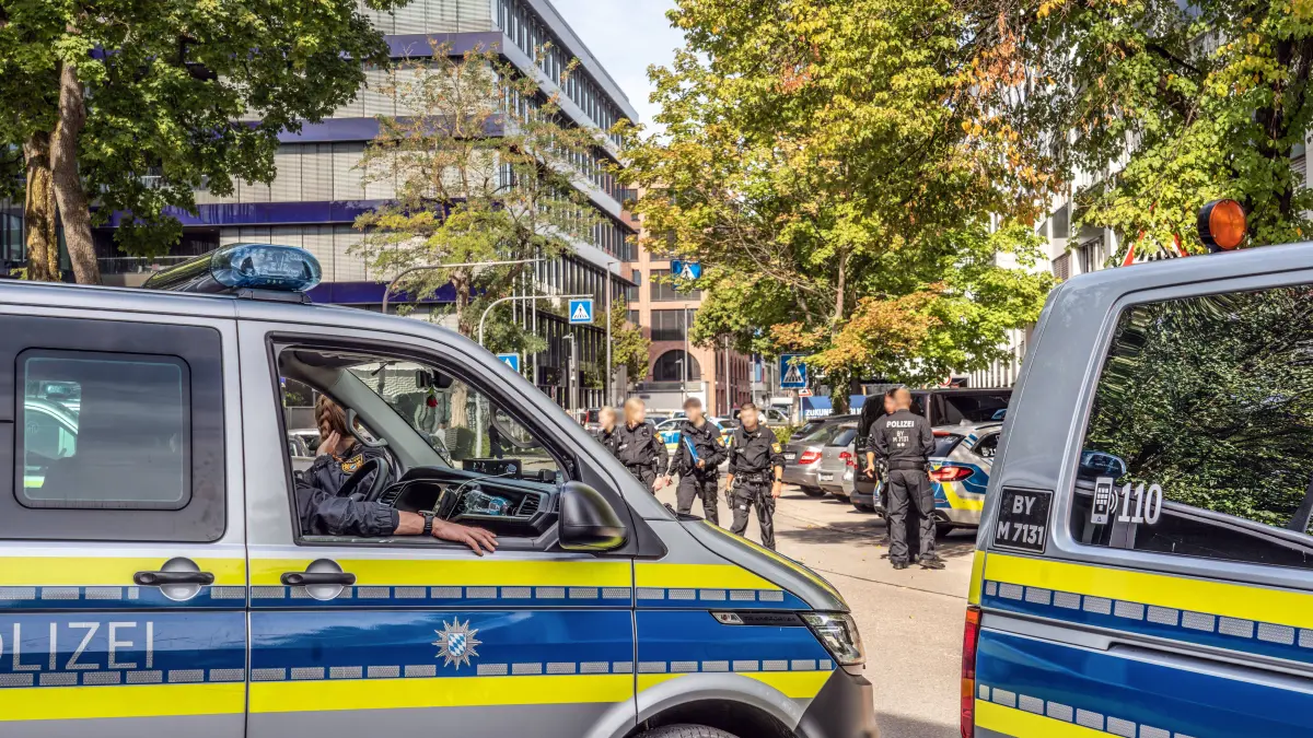 Versuchter Brandanschlag letzte Nacht: Polizei riegelt das Gelände um die Unternehmenszentrale des Technologiekonzerns Rohde & Schwarz ab, München, 3. September 2026: Versuchter Brandanschlag letzte Nacht: Polizei riegelt das Gelände um die Unternehmenszentrale des Technologiekonzerns Rohde & Schwarz ab, München, 3. September 2026 Deutschland, München, 3. September 2026, Polizei riegelt das Gelände um die Unternehmenszentrale des Technologiekonzerns Rohde & Schwarz ab, nachdem in der Nacht zwei Brandsätze auf eine Bustelle im Betriebsgelände geworfen worden waren, geringer Sachschaden, zwei Verdächtige wurden festgenommen, Spurensuche am Tatort, Anschlagsversuch, Szene am Donnerstagmittag, ca. 12 Stunden nach der Tat, Mühldorfstraße, Berg am Laim, Bayern, *** Attempted Arson Last Night: Police cordon off the area around the headquarters of the technology conglomerate Rohde & Schwarz, Munich, Sep