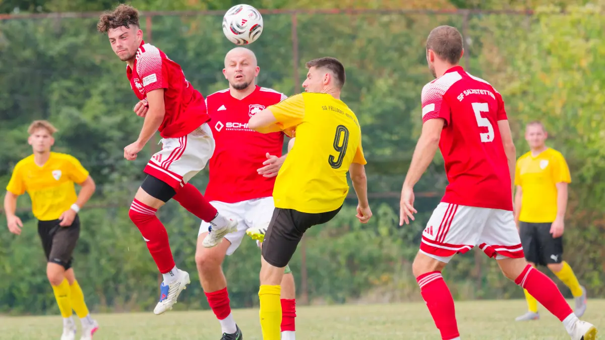 Die SF Salzstetten (rote Trikots) waren mit einem 6:1-Sieg im Bezirkspokal in die neue Saison gestartet.