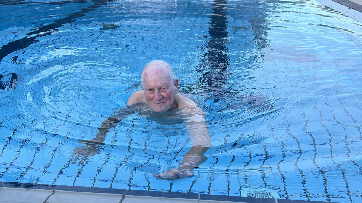 Peter Schanz in seinem Element. Der 92‑Jährige ist fast täglich als Frühschwimmer im Sulzer Freibad Susolei am Start.