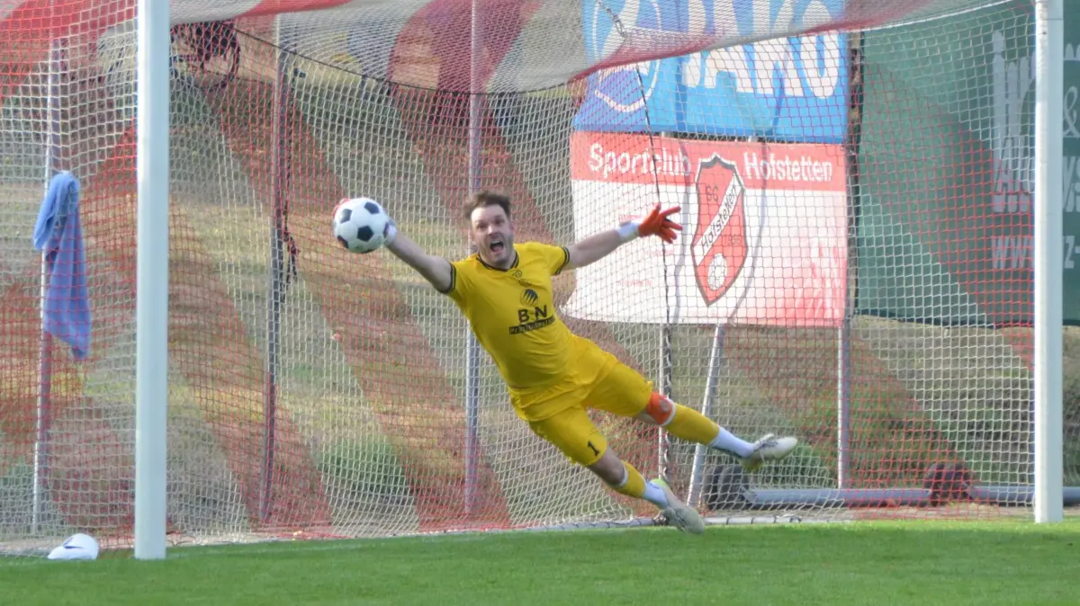Benjamin Wolber im Hofstetter Tor parierte einige Male glänzend, war aber beim Freistoß des SV08 Laufenburg machtlos.