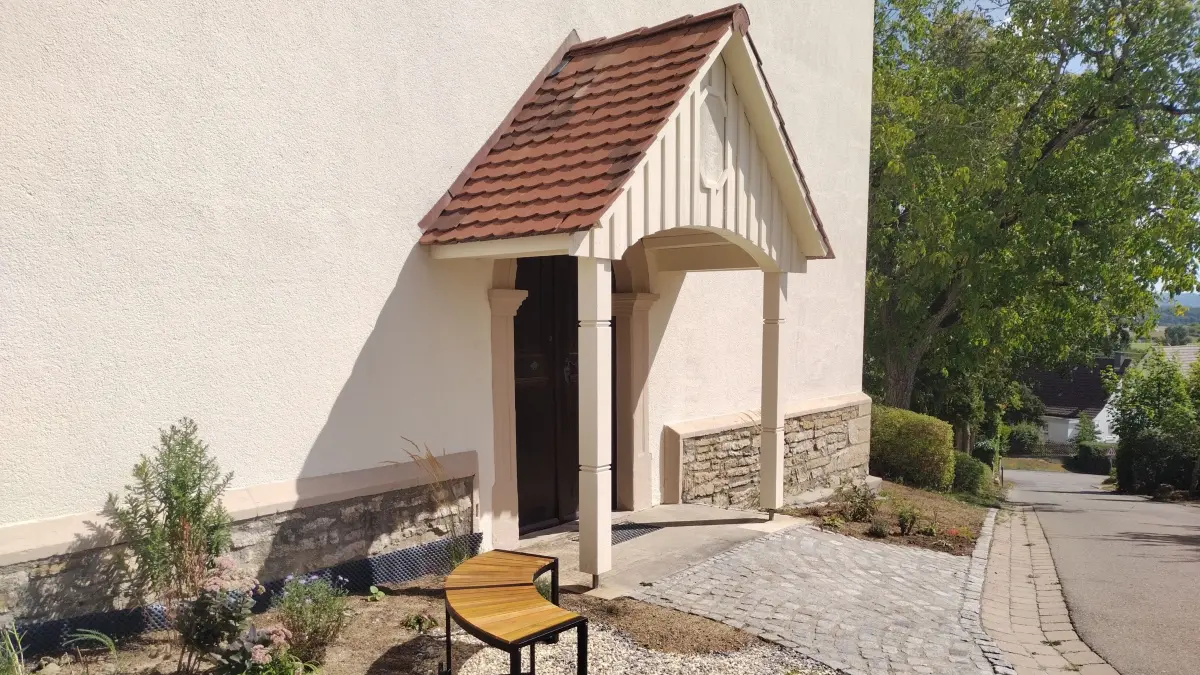 Das neu gemachte Eingangsportal zur Wendelinskapelle. LInks: Ein Beet mit einem Sitzbänkle wurde ebenfalls angelegt.