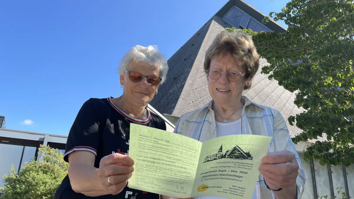 Gerlinde Hauser (links) und Isolde Schulz vom Organisationsteam des Königsfelder Altenwerks werfen einen Blick ins Programm für das zweite Halbjahr, das Veranstaltungen ab September enthält.