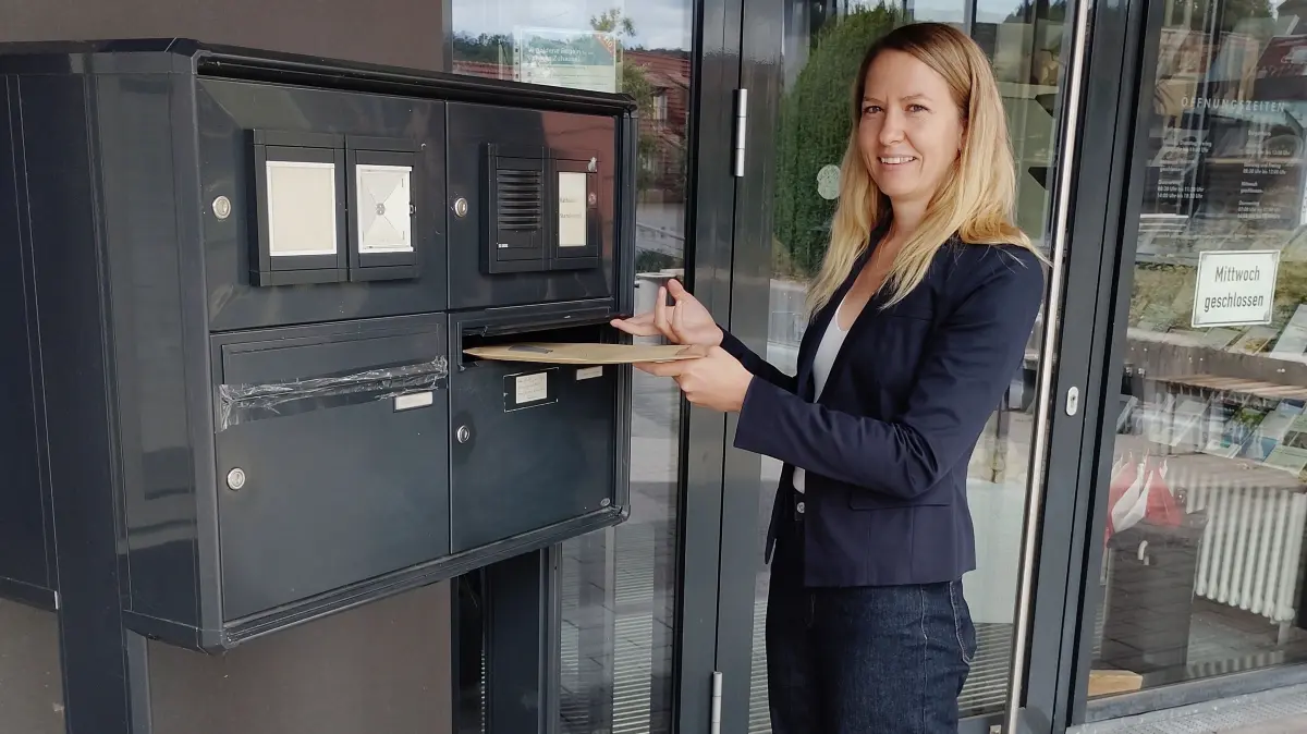 Madeleine Seydt warf am Mittwoch ihre Bewerbungsunterlagen für die Bürgermeisterwahl in Gechingen in den Briefkasten des Rathauses der Gäugemeinde.