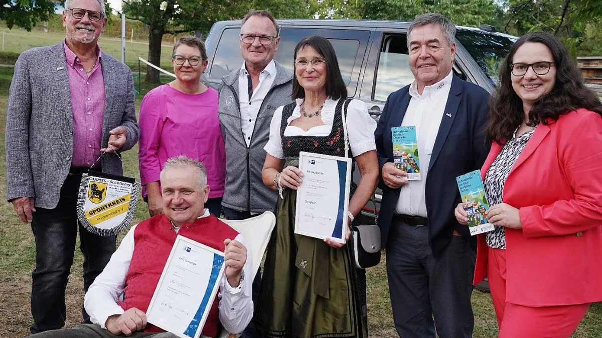 Von links hinten: Fred Schweizer, Elke Schönborn, Kurt Bonath, Dr. Katja Baumer, Thomas Kreidler, Katrin Schindele und vorne im Stuhl: Reinhold Kuch