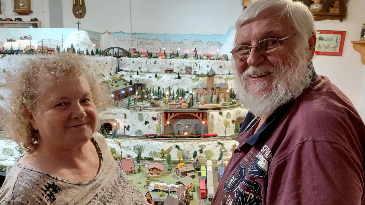 Monika und Wilfried Trimpin vor einem Teil ihrer Schaueisenbahnanlage, die sie innerhalb von vier Jahren gemeinsam gebaut haben.