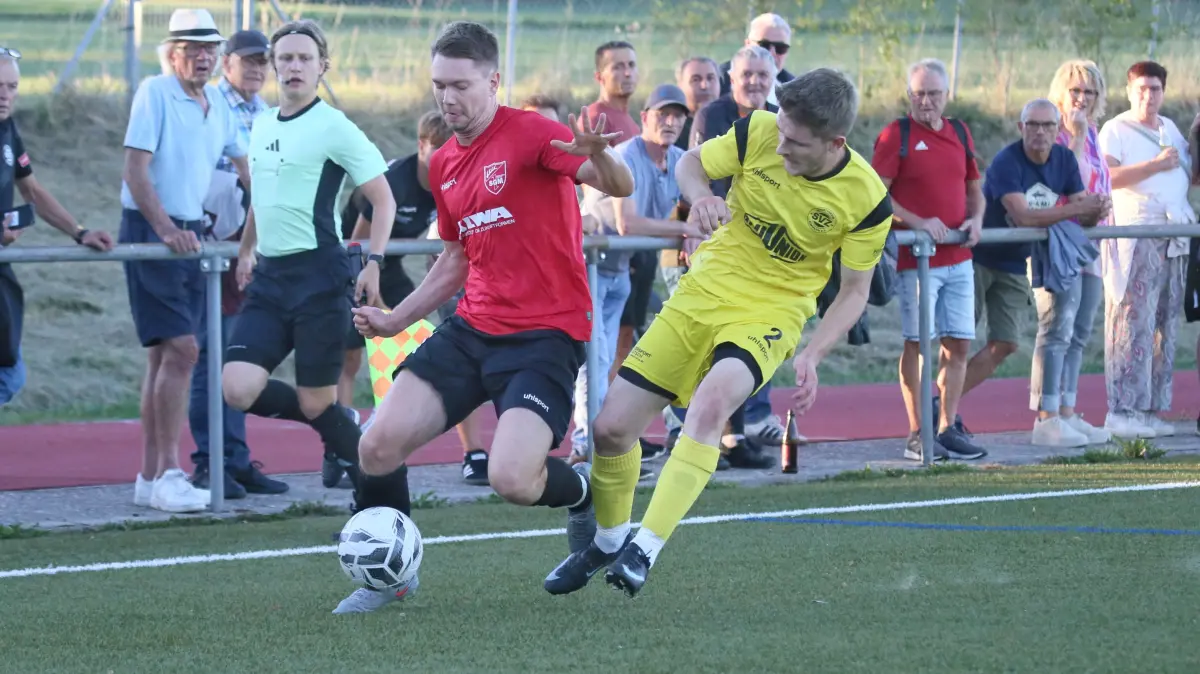 Verbissen kämpften die SG Deißlingen-Lauffen (in Rot-Schwarz) und der SV Zimmern um jeden Ball.