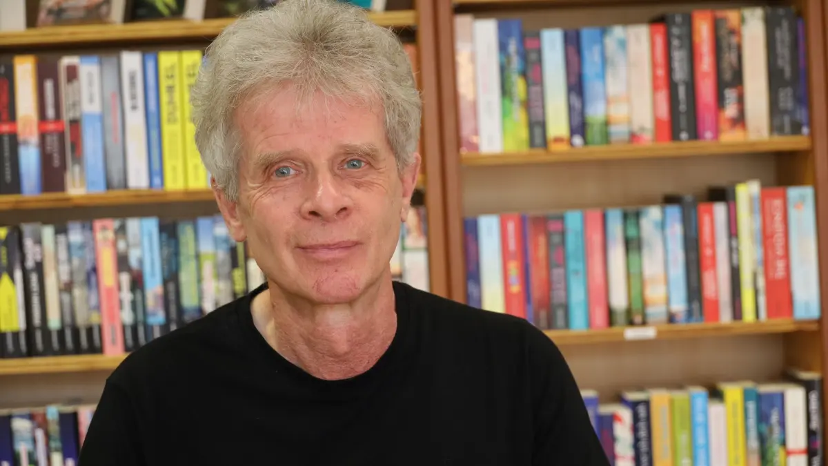 Bücher sind seine Passion. Andre Baumgärtner verlegte seine „Bücherinsel“ in die Schulgasse.