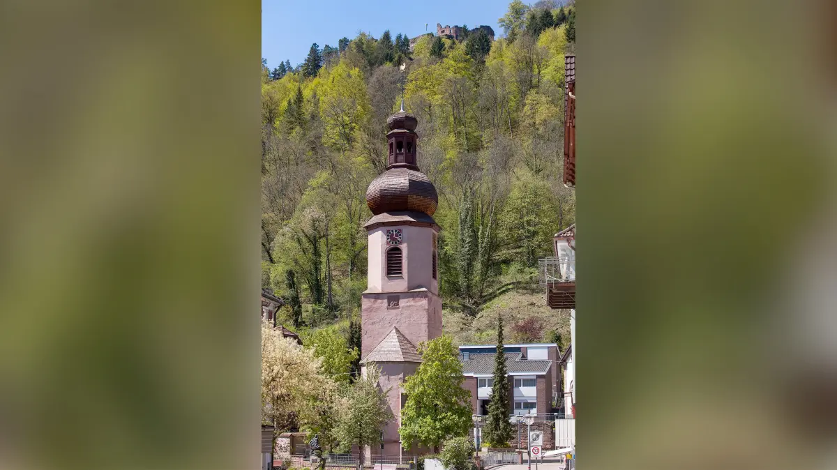 Der Kirchturm der alten Pfarrkirche mit dem Doppelpatrozinium Johannes der Täufer und Sankt Nikolaus in Schramberg aus dem Jahr 1716.