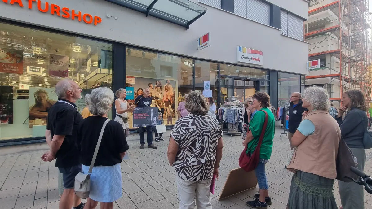 Etwa zwei Dutzend Menschen versammelten sich am 1. September zu einer Kundgebung unter dem Slogan „Nie wieder Krieg“.