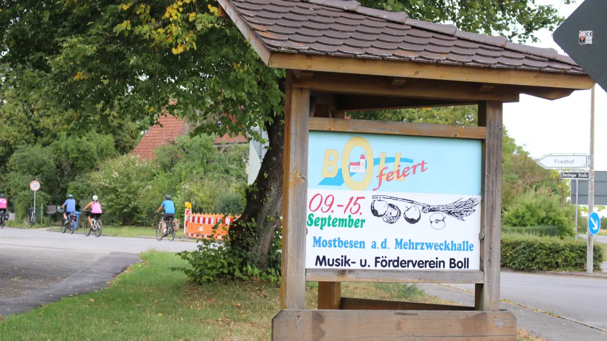 Das Werbeschild am Ortseingang ist nicht zu übersehen.