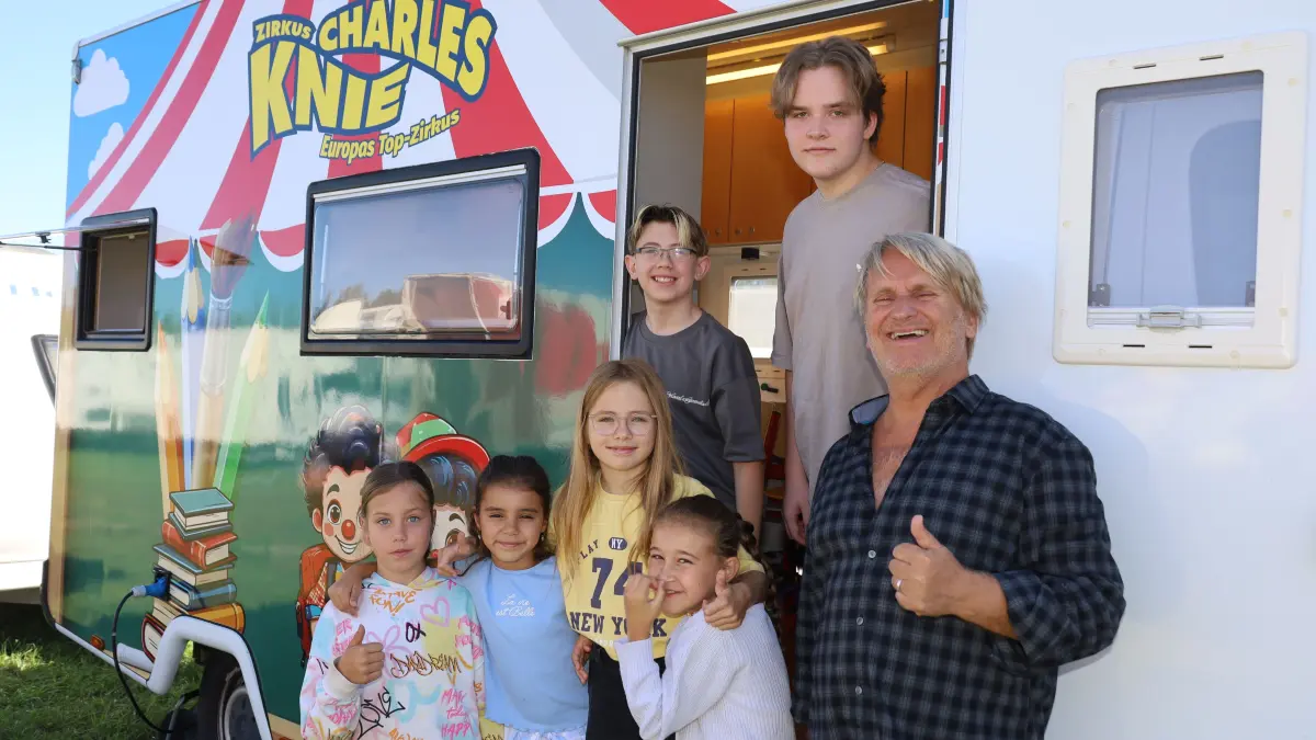 Der Zirkus Charles Knie unterhält eine eigene Zirkusschule, in der von Lehrer Uli Siering in Villingen sechs Schüler zwischen sechs und 16 Jahren unterrichtet werden.