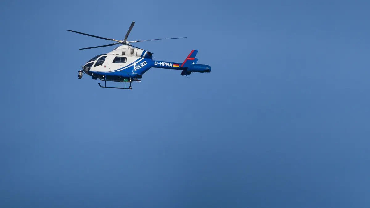 Polizeihubschrauber: ARCHIV - 12.10.2024, Niedersachsen, Göttingen: Ein Polizeihubschrauber in der Luft. (zu dpa: «Polizeieinsatz an Umspannwerk in Niedersachsen») Foto: Swen Pförtner/dpa +++ dpa-Bildfunk +++