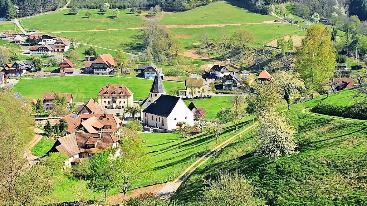 Der Erholungsort Prinzbach erstreckt sich in einem ruhigen, grünen Paralleltal südwestlich des Biberacher Ortskerns. Er liegt unterhalb der Burgruine Hohengeroldseck.