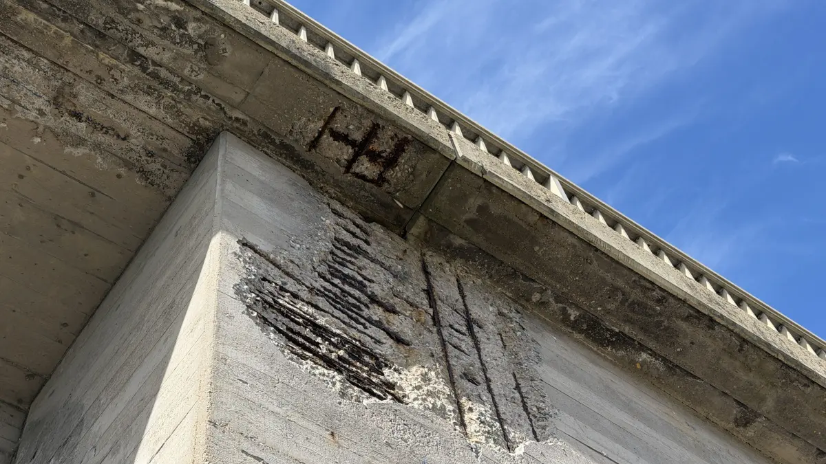 Zentimetertiefe Abplatzungen gibt es an der Brücke der B27 über die Heiligkreuzstraße bei Hechingen. Das Bauwerk ist ein Sanierungsfall. Wie wird der aktuelle Zustand bewertet?