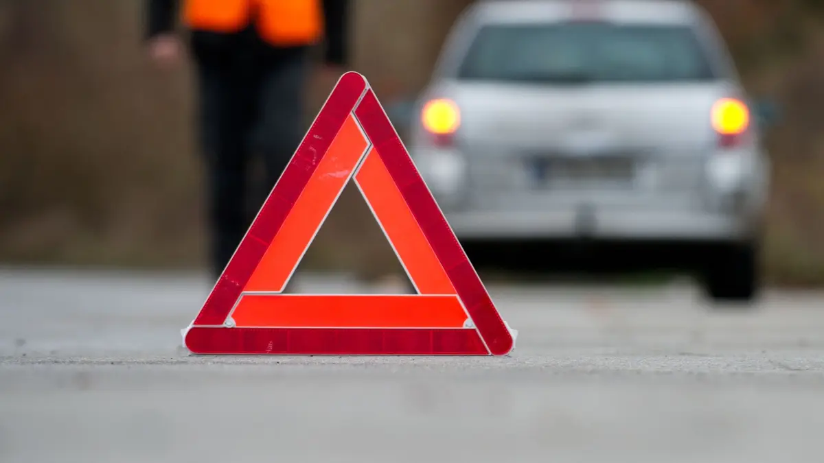 Warndreieck auf Straße: ILLUSTRATION - Auf Landstraßen kommt es beim Abbiegen immer wieder zu Unfällen - manchmal auch im Zusammenhang mit Überholmanövern. (zu dpa: «Beim Abbiegen überholendes Auto gerammt - Alleinschuld») Foto: Franziska Gabbert/dpa-mag - Honorarfrei nur für Bezieher des Dienstes dpa-Magazin +++ dpa-Magazin +++