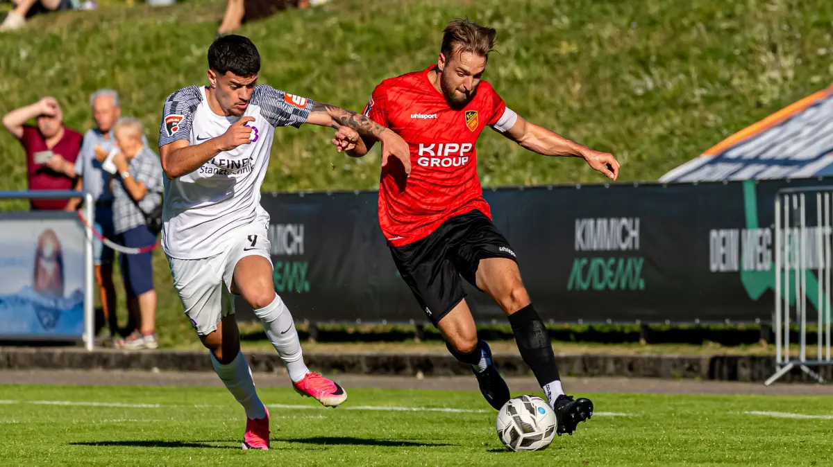 Rafail Savvidis (FC Noettingen, #09) und Niklas Schaeuffele (FC Holzhausen, #21)
FC Holzhausen vs. FC Noettingen, Fussball, Oberliga Baden-Wuerttemberg, 5. Spieltag, Spielzeit 2026/2027, 04.09.2026
Foto: Eibner-Pressefoto/Kirsten Jaeger