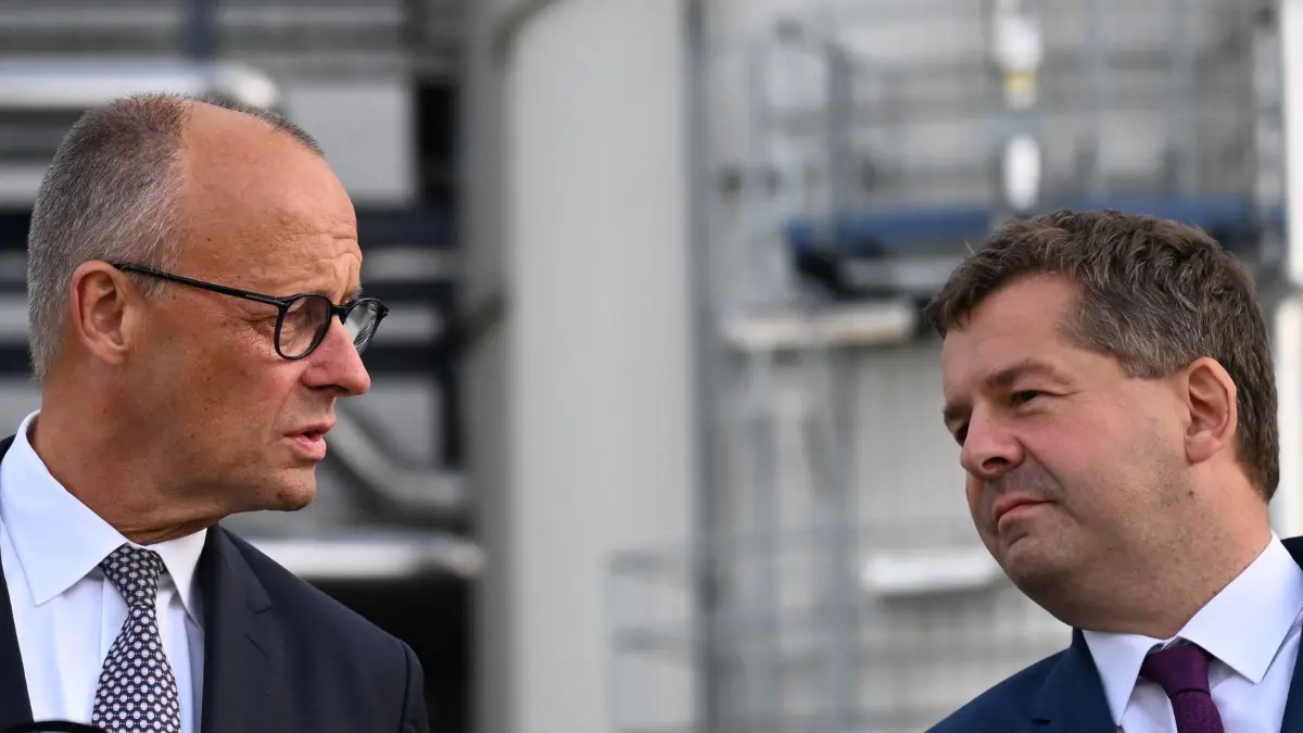 Wahlkampf in Sachsen-Anhalt - CDU: 03.09.2026, Sachsen-Anhalt, Leuna: Bundeskanzler Friedrich Merz (l, CDU) und Sven Schulze (CDU), Ministerpräsident von Sachsen-Anhalt, unterhalten sich in der Bioraffinerie der UPM Biochemicals GmbH in Leuna. Der Bundeskanzler und der Ministerpräsident besuchen das Unternehmen des finnischen Konzerns UPM wenige Tage vor der Landtagswahl Sachsen-Anhalt. Nach vollständiger Inbetriebnahme soll die Anlage zukünftig nachhaltig erzeugte, zertifizierte Forstbiomasse in bis zu 220.000 Tonnen Biochemikalien jährlich umwandeln. Foto: Hendrik Schmidt/dpa +++ dpa-Bildfunk +++