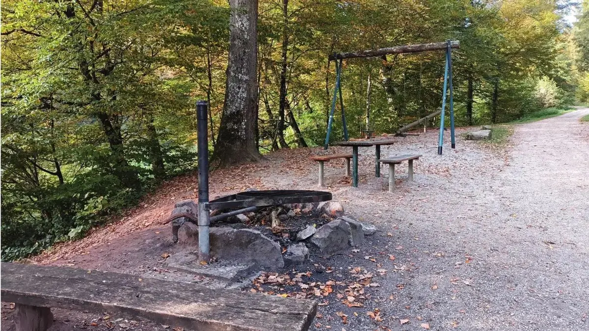 Die Grillplätze in Maulburg – hier der Waldspiel- und Grillplatz an der Alsbachmündung – sind sehr beliebt und vor allem an Wochenenden mit schönem Wetter sehr gut frequentiert. Die Gemeinde appelliert an ihre Bürger, hinterher ihren Abfall wieder mit nach Hause zu nehmen.