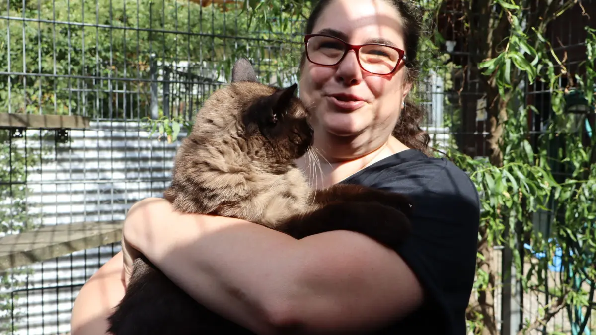 Leonie Moser mit einer Tierheim-Katze. Von ihnen gibt es derzeit so viele, dass auch der Hundezwinger für sie genutzt wird.