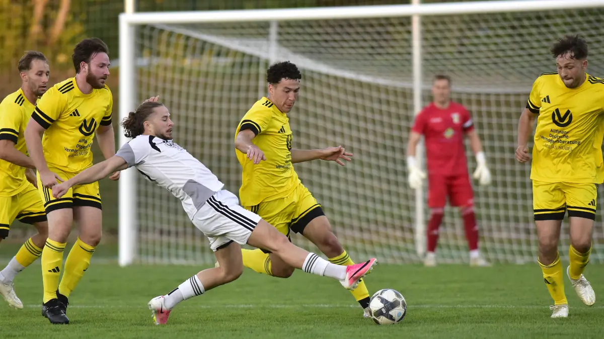 BSV Schwenningen (weiss) - Sulz (gelb), v.l. Mitte 77 BSV Volkan Bak + 21 SULZ Kevin Heiko Lange