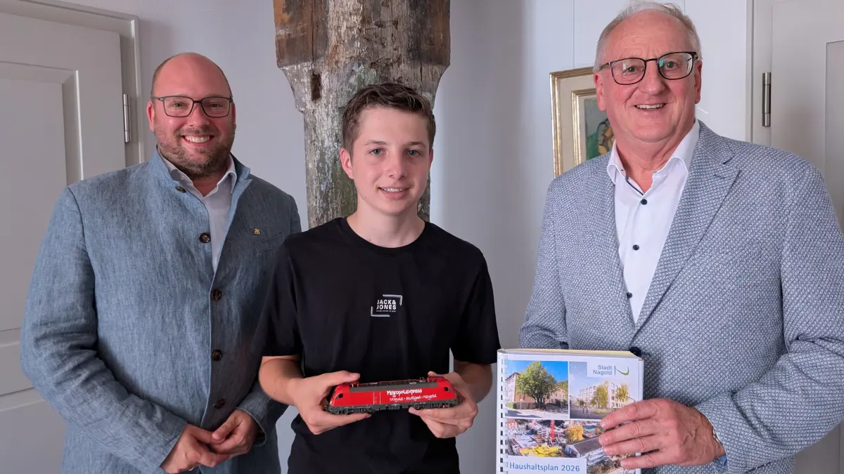 Stabile Partnerschaft: Nagolds Oberbürgermeister Jürgen Großmann und Landtagsabgeordneter Carl Christian Hirsch – hier vor dem historischen Holzpfeiler aus dem 15 Jahrhundert im Rathaus – tauschten sich begleitet von Maximilian Smykalla (Bildmitte) intensiv aus.