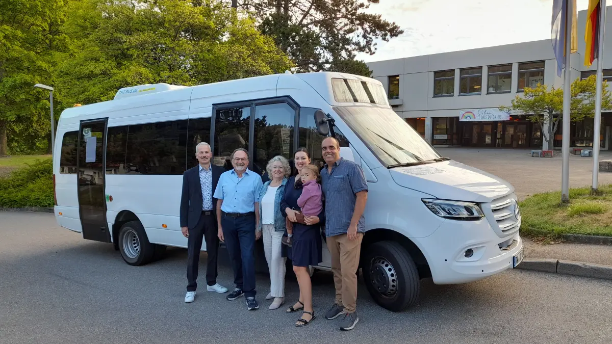 Bürgermeister Thomas Haas dankte Konrad und Margret Faist für die lange Zeit und freut sich, dass Sophia und Marc Rombach den Betrieb des Stadtbusses übernommen haben.
