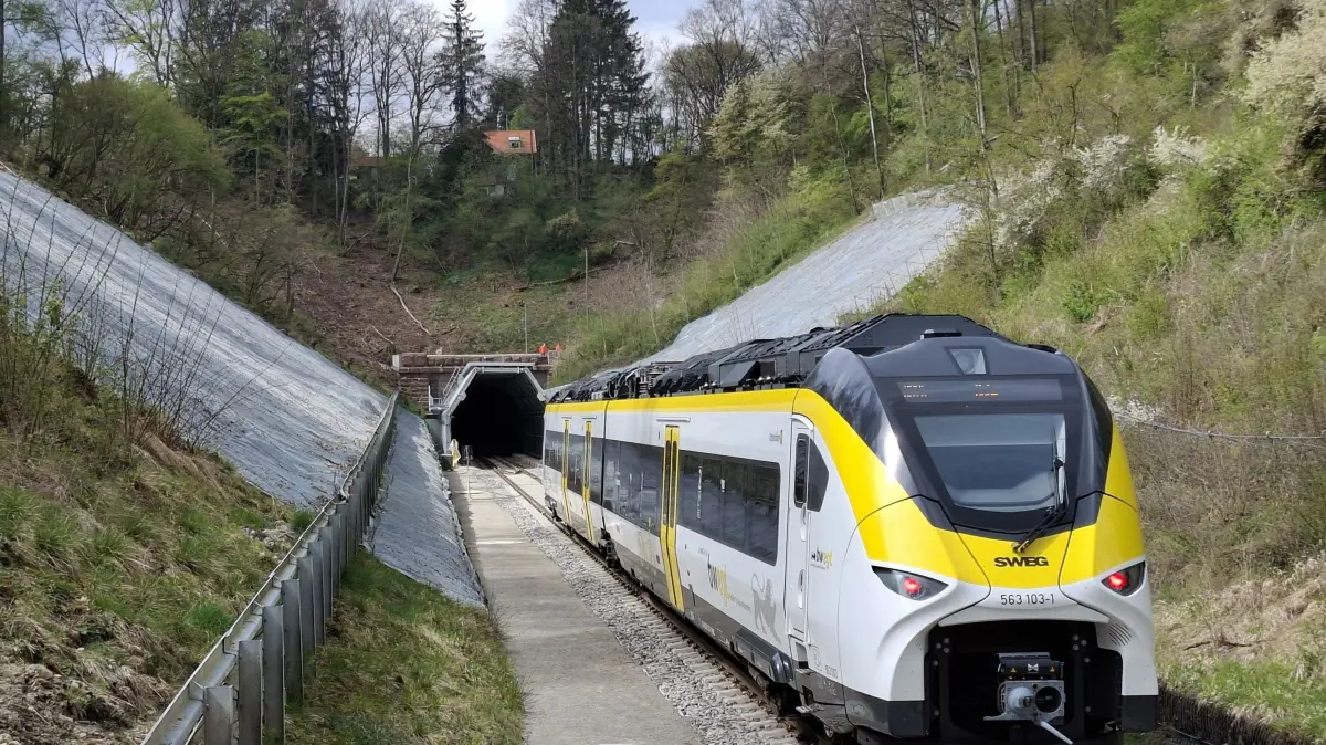 Ab diesem Samstag, 5. September, verkehren die Züge der Hermann-Hesse-Bahn wieder mit ihrer üblichen Geschwindigkeit.