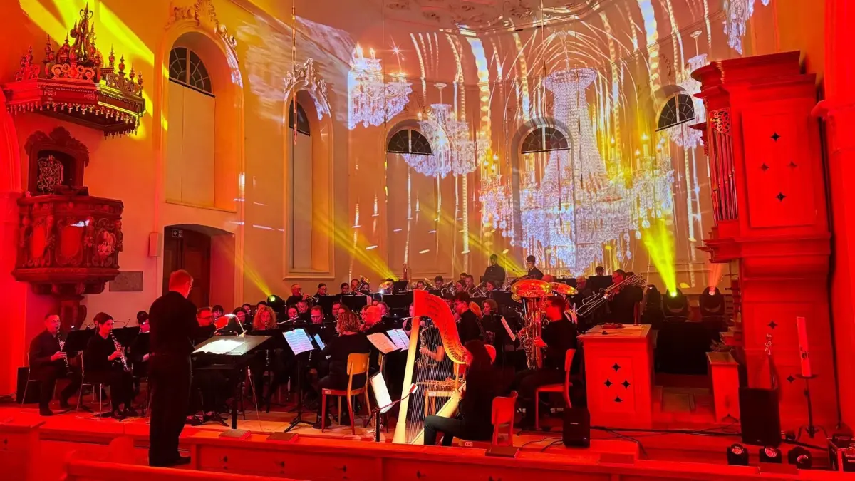 Die Stadtmusik Brugg und die Stadtkapelle Rottweil beim gemeinsamen Musizieren in der Stadtkirche.