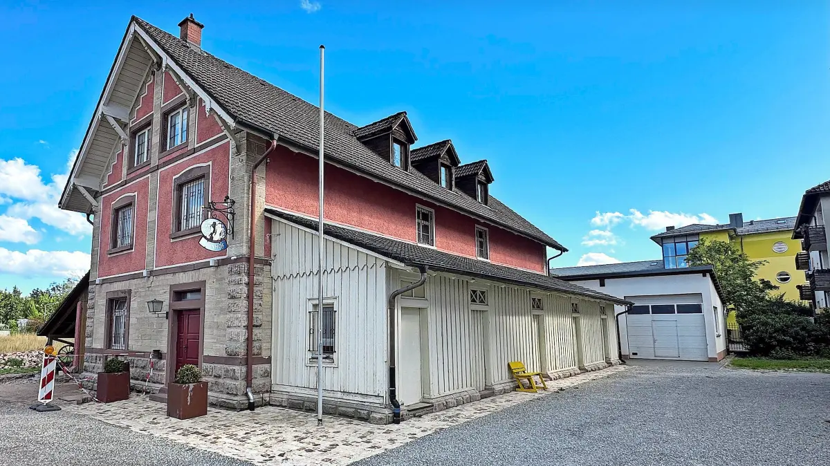 So präsentiert sich das Zunftmuseum aktuell. Schön zu erkennen ist die freigelegte Pflastersteinrinne mit dem neu ebenfalls gepflasterten Bereich vor dem Sennhof.