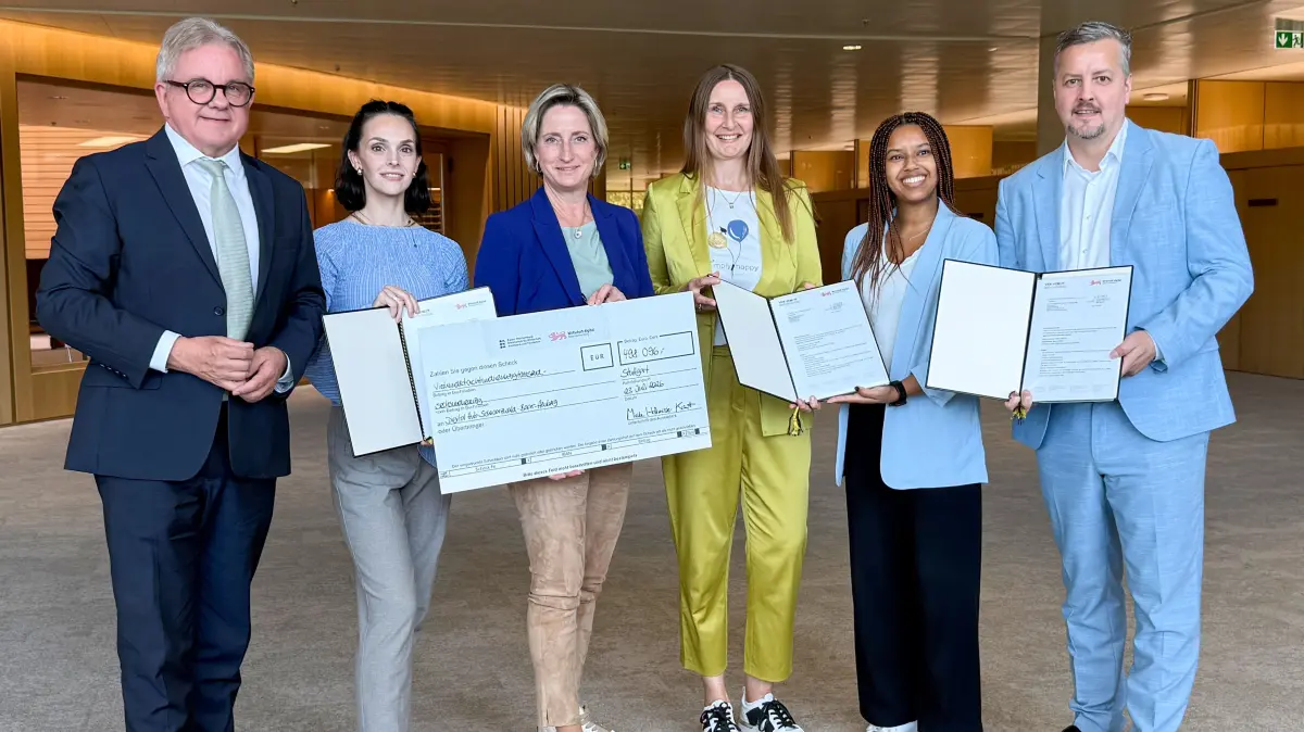 Die Verantwortlichen des DigiHub Schwarzwald-Baar-Heuberg kriegen symbolisch den Scheck in Höhe von 500.000 Euro überreicht. (Von links) Guido Wolf (Landtagsabgeordneter), Nadine Dea (bwcon), Nicole Hoffmeister-Kraut (Wirtschaftsministerin des Landes), Britta Norwat und Aidana Ghebreyohanes (Medical Mountains) sowie Simon Herrlich (Hahn Schickard)