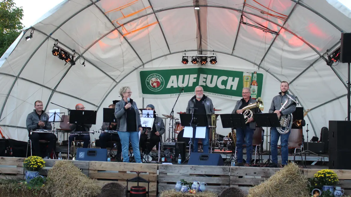 Die „Besen Musikanten Boll“ unter Leitung von Sieglinde Strobel sind eine kleine, aber feine Abordnung des gastgebenden Musikvereins.
