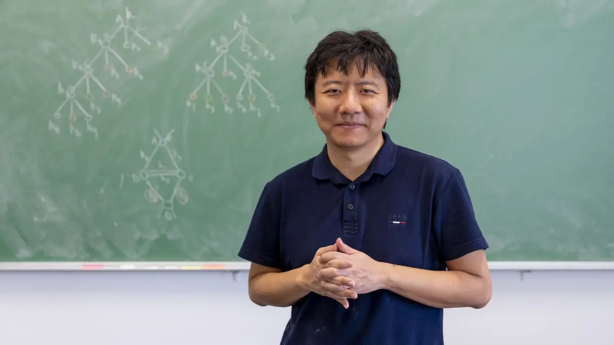 Yu Deng lehrt als Professor an der University of Chicago.