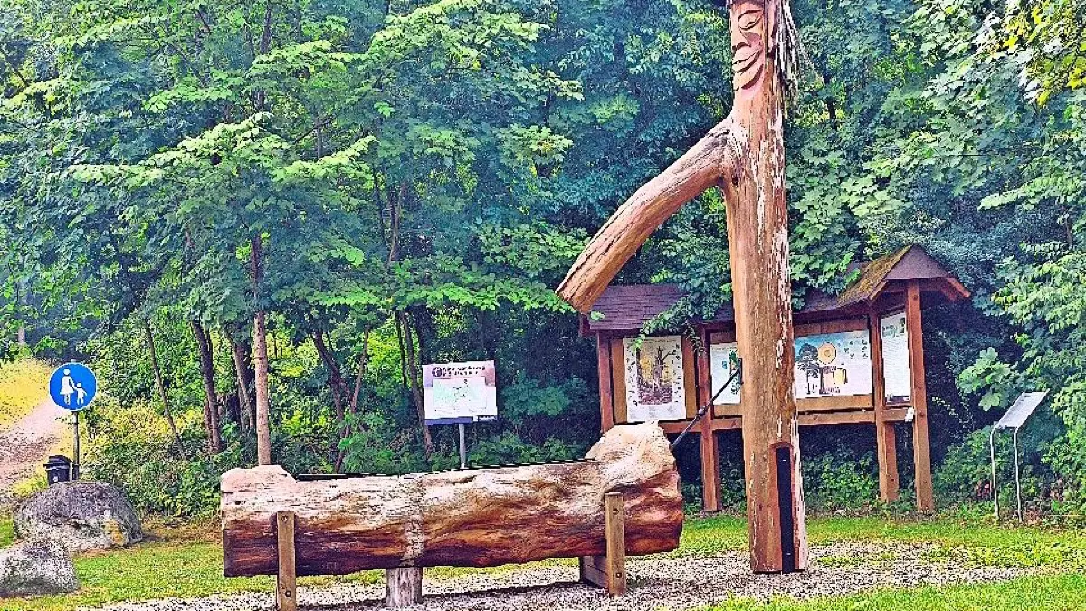 Der Kneippbrunnen an den Treppenstufen hinauf in den Kapfwald wie man ihn kennt. Vor kurzem wurde er demontiert. Es soll ein neuer Brunnen, in neuer Optik und aus anderem Material entstehen.