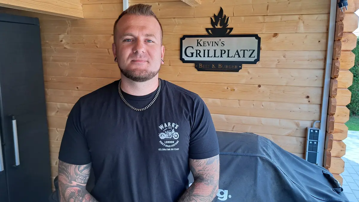 Aus seiner eigenen kleinen Grillhütte in seinem Garten in Grüningen produziert Kevin Vogler Videos für Instagram und Co.